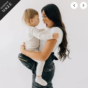Tushbaby hipseat in black vegan leather with accessories